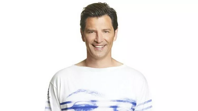 Σάκης Ρουβάς: Φορά το συλλεκτικό t-shirt Jean Paul Gaultier για φιλανθρωπικό σκοπό